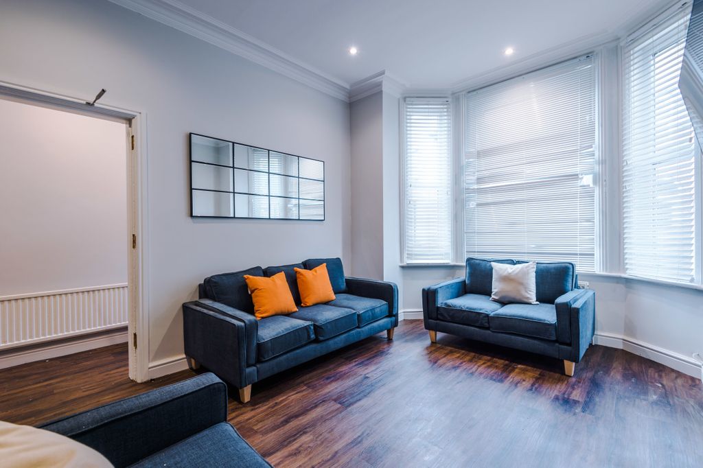 Property photo 2 of 18 17 Cawdor Road, Living Room 2