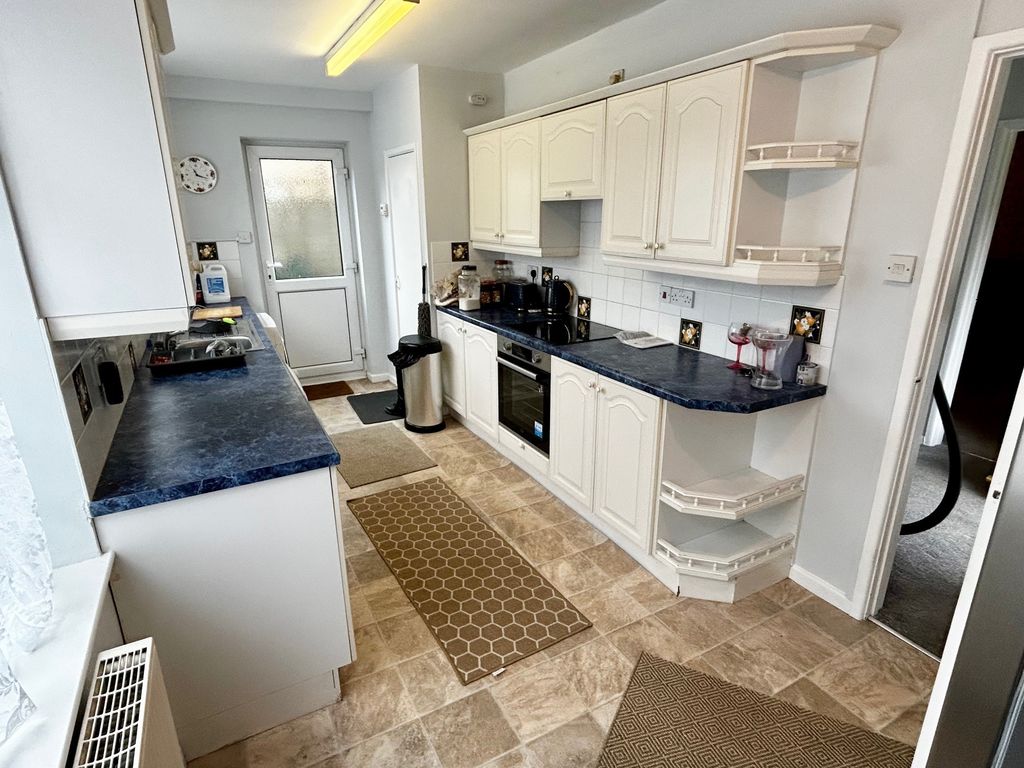 Property photo 3 of 6 Kitchen
