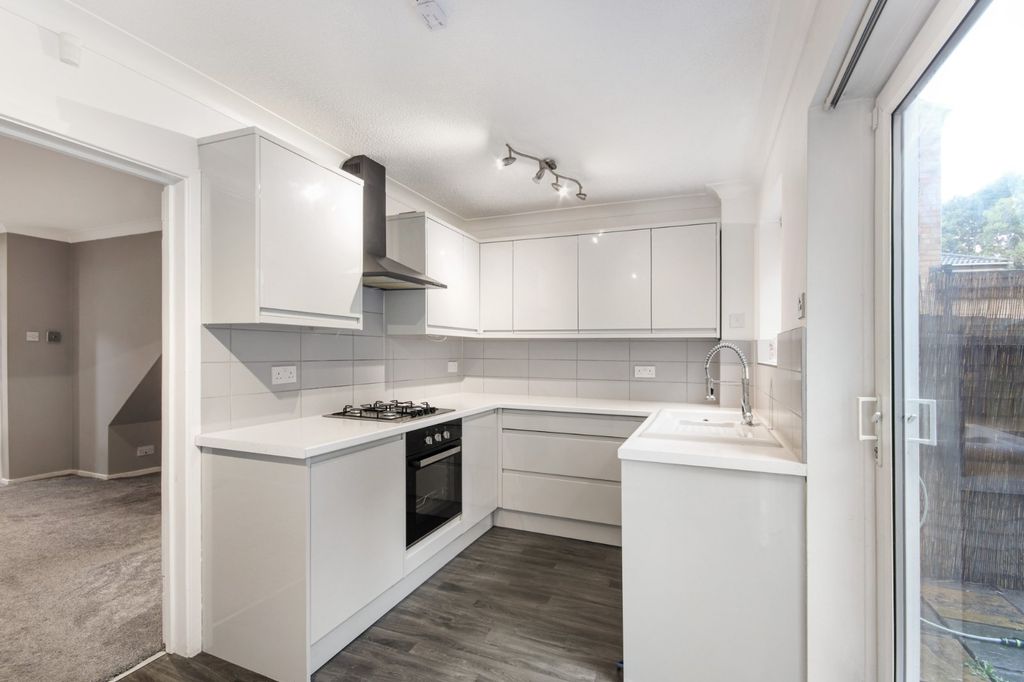 Property photo 3 of 12 Kitchen
