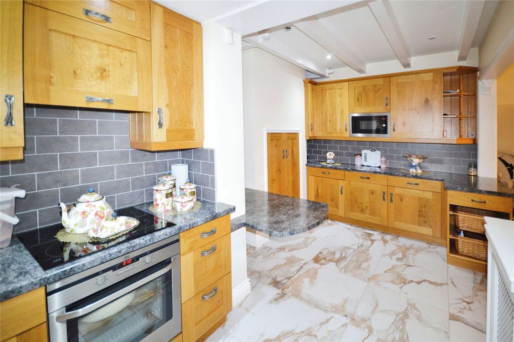 Property photo 3 of 17 Kitchen