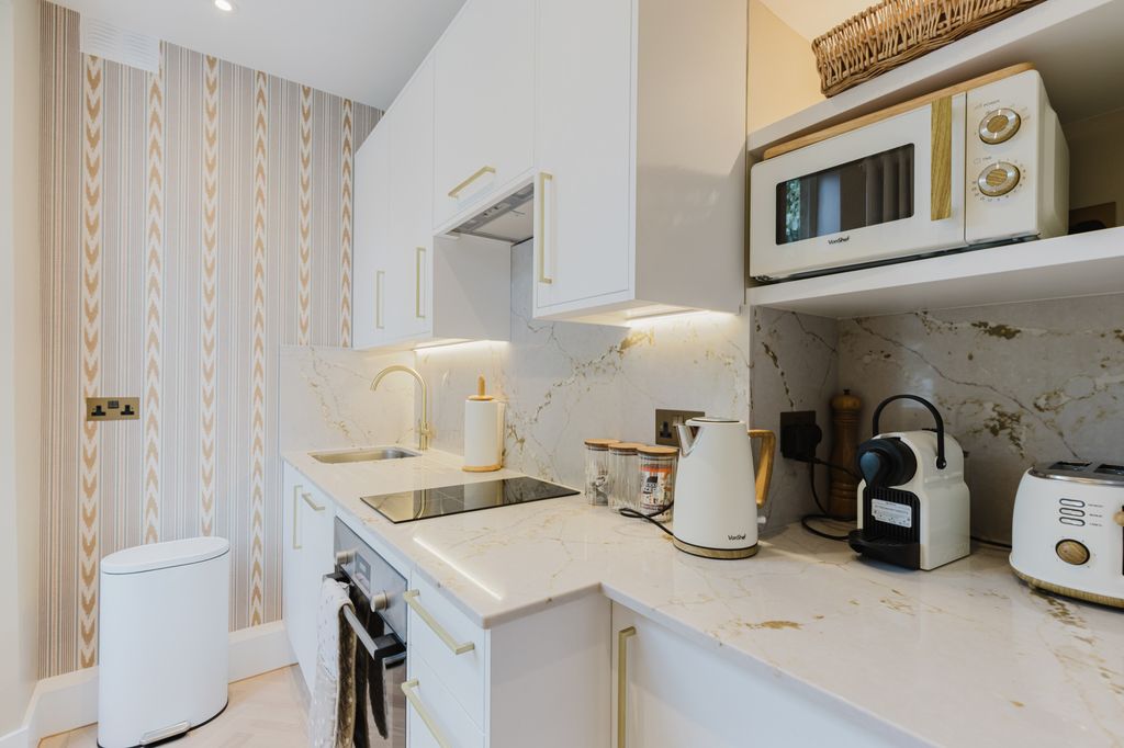 Property photo 2 of 39