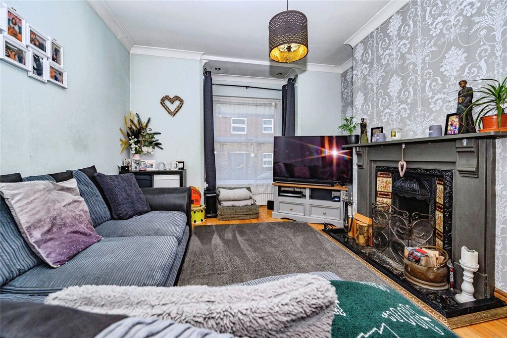 Property photo 2 of 17 Lounge