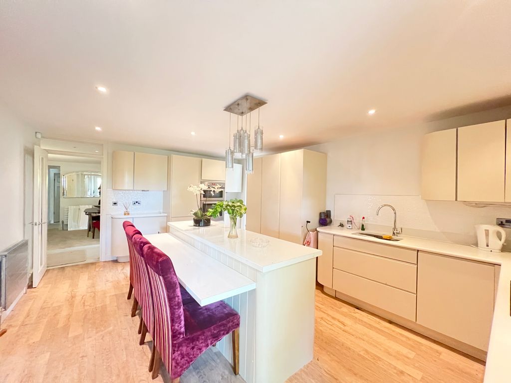 Property photo 2 of 12 Kitchen
