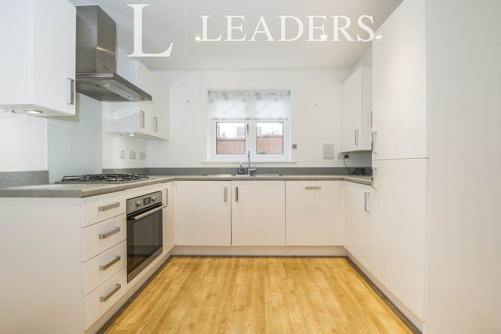 Property photo 3 of 11 Kitchen
