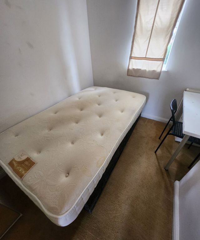 Property photo 2 of 9 Compact Single Bedroom With A Comfortable Mattress...