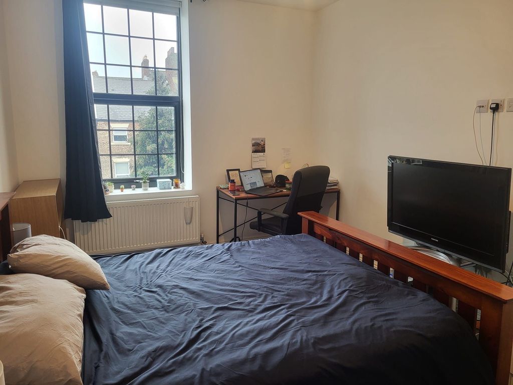 Property photo 3 of 5 Bright Double Bedroom With A Large Window, Comfy d...