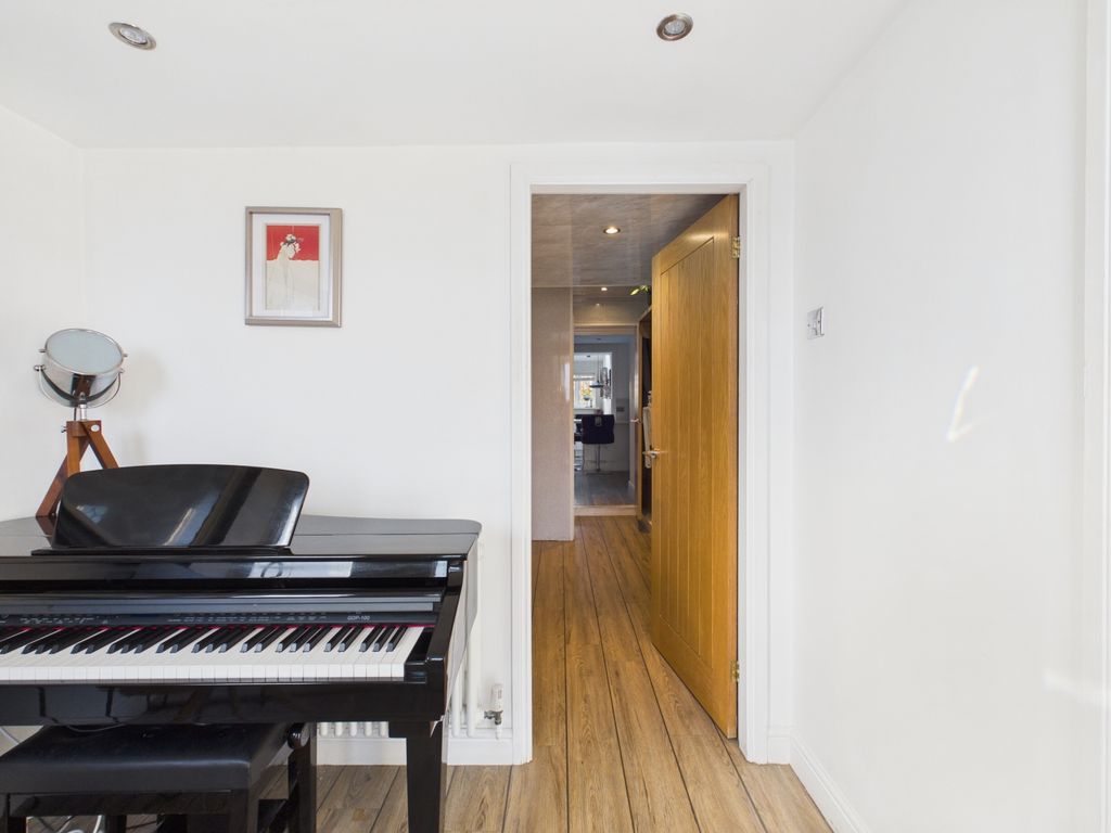 Property photo 3 of 37 Cam03729G0-Pr0273-Still025