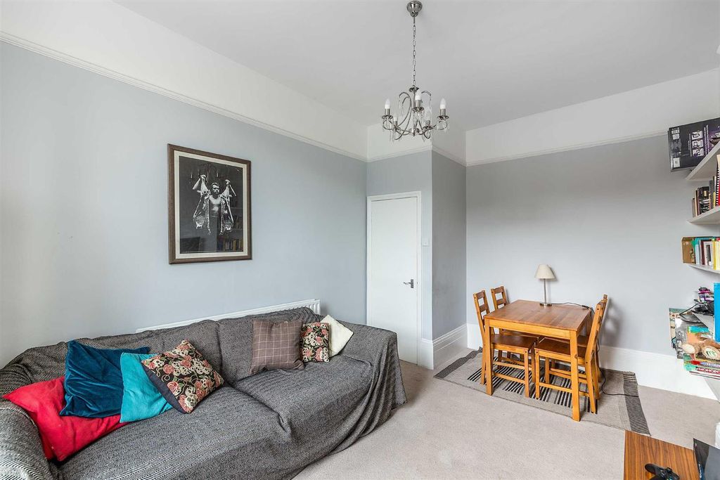 Property photo 3 of 9 Lounge