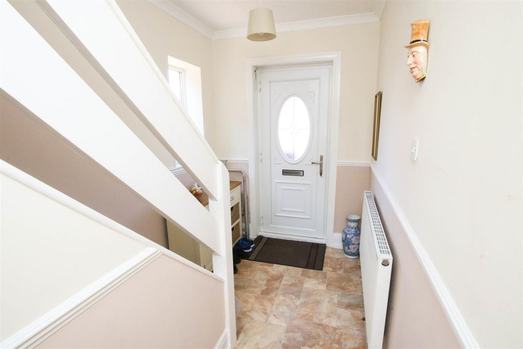 Property photo 2 of 21 Entrance Hall