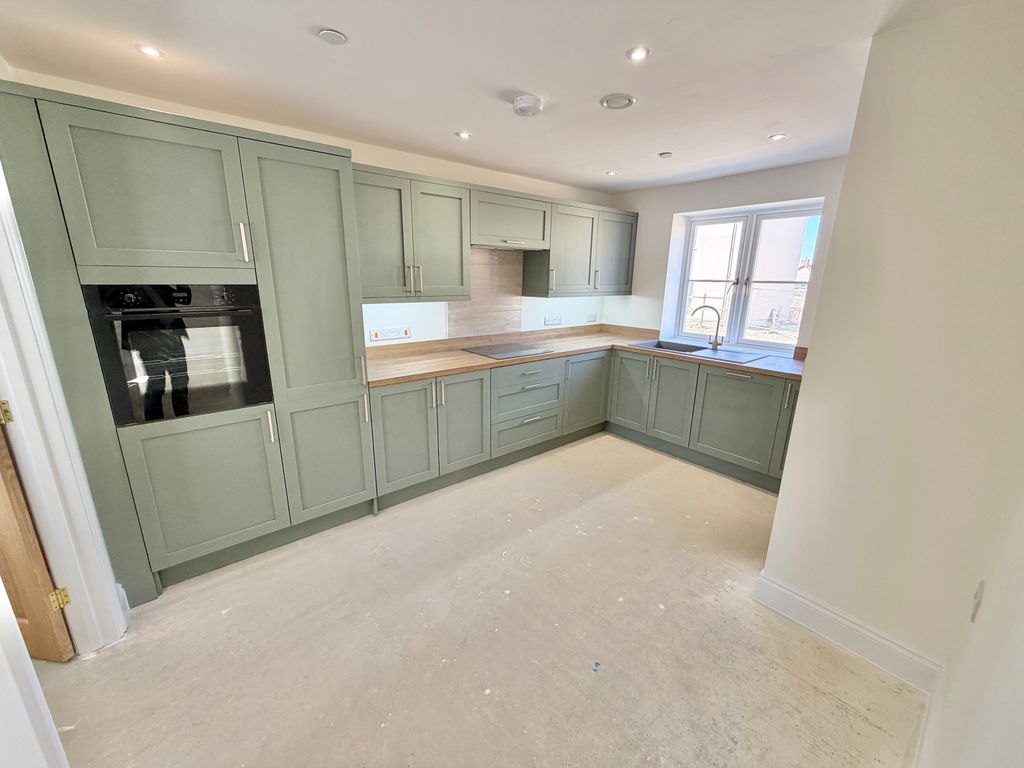 Property photo 3 of 17 Kitchen
