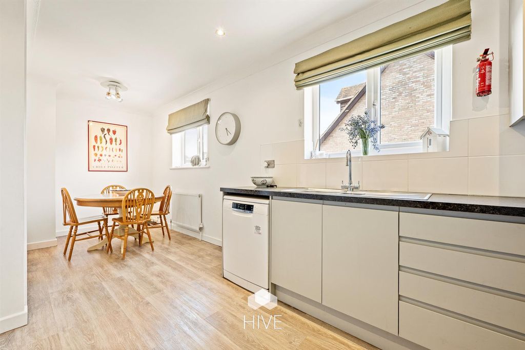 Property photo 3 of 31 Kitchen/Breakfast Room