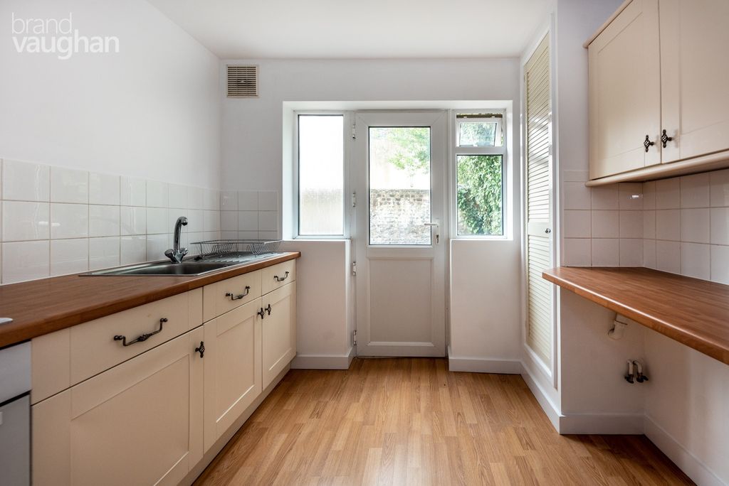 Property photo 2 of 7 Kitchen