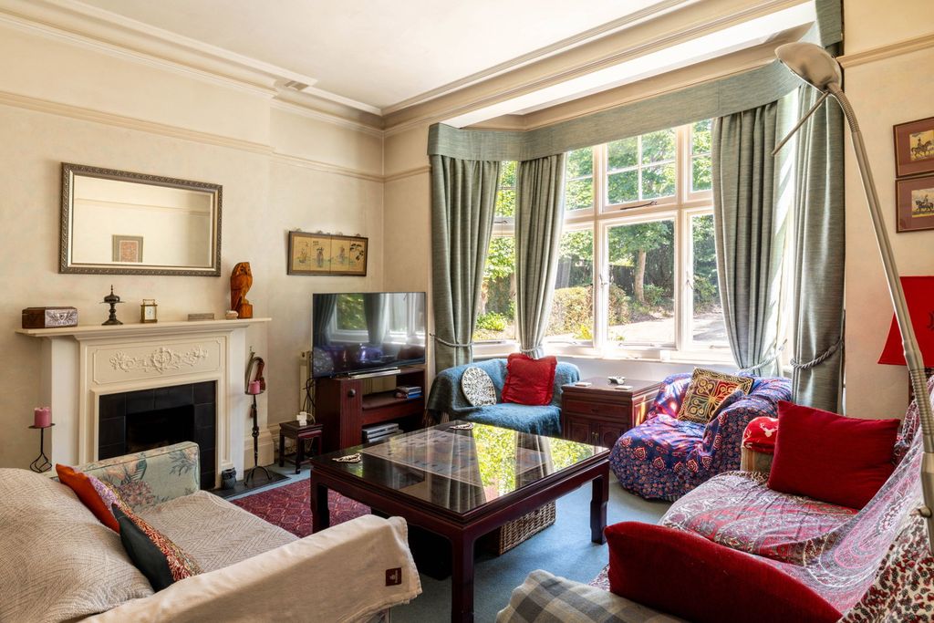 5 bed semi-detached house for salePaddockhall Road, Haywards Heath RH16 photo 4