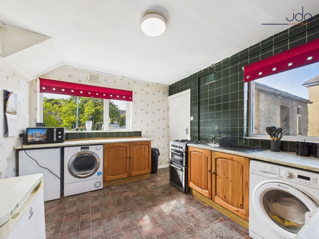 Property photo 3 of 10 Kitchen