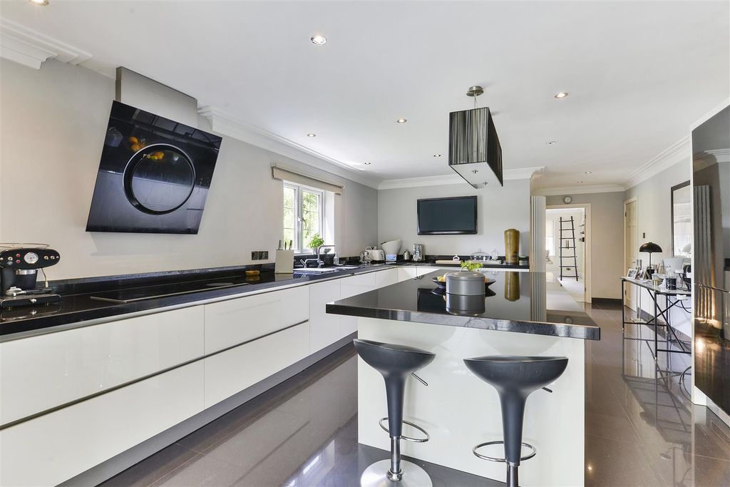 Property photo 2 of 15 Leander, Avenue Road (32).Jpg