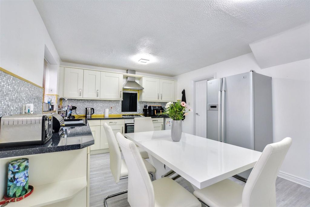 Property photo 3 of 30 Kitchen