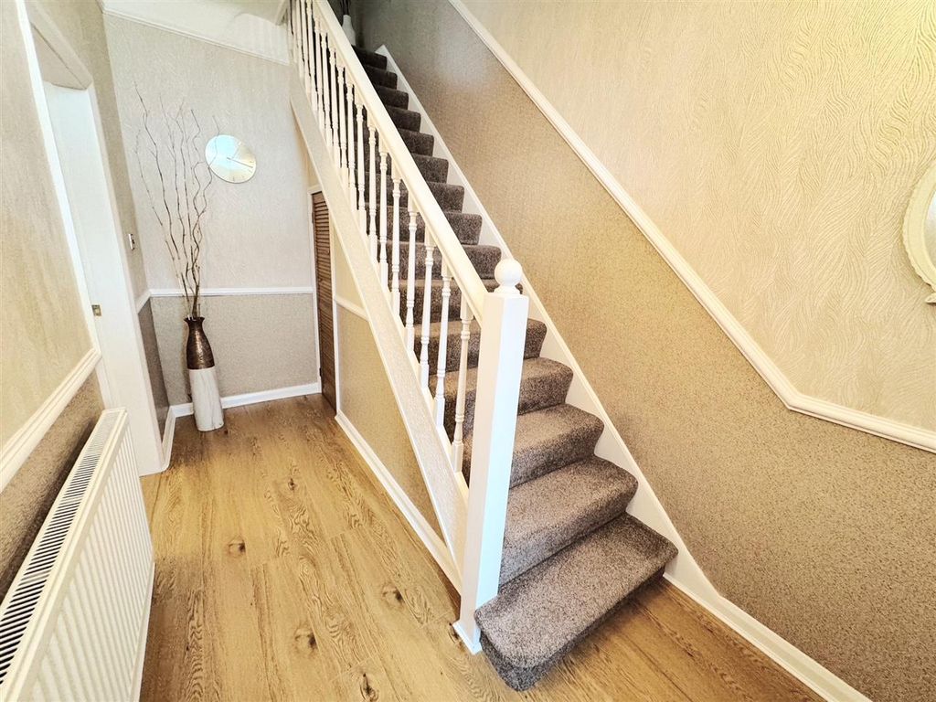 Property photo 2 of 14 Entrance Hall