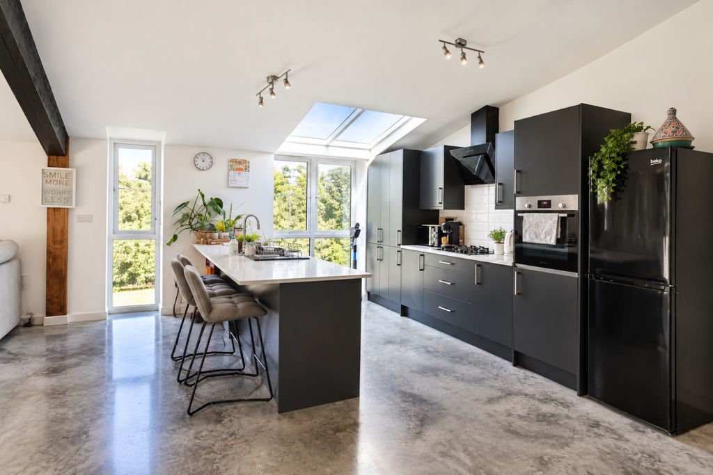 Property photo 3 of 18 Ef43E157-c79A-437c-8cd9-F69E7ee1Cba2