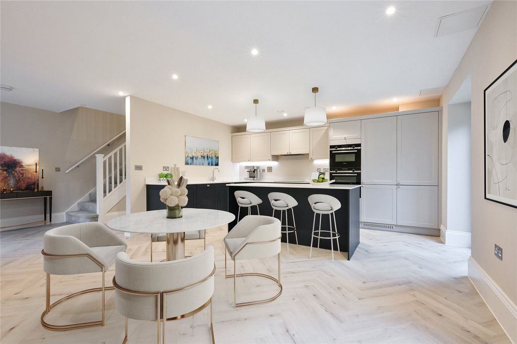 Property photo 3 of 11 Kitchen / Dining