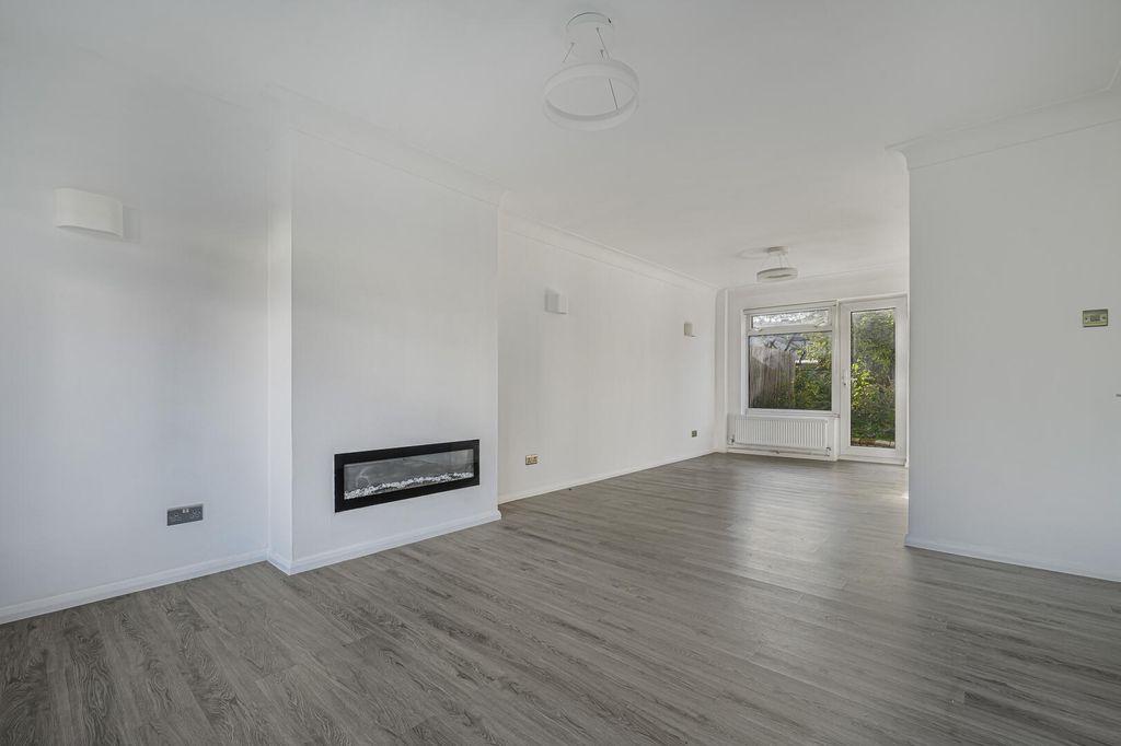 Property photo 3 of 17 Living Room