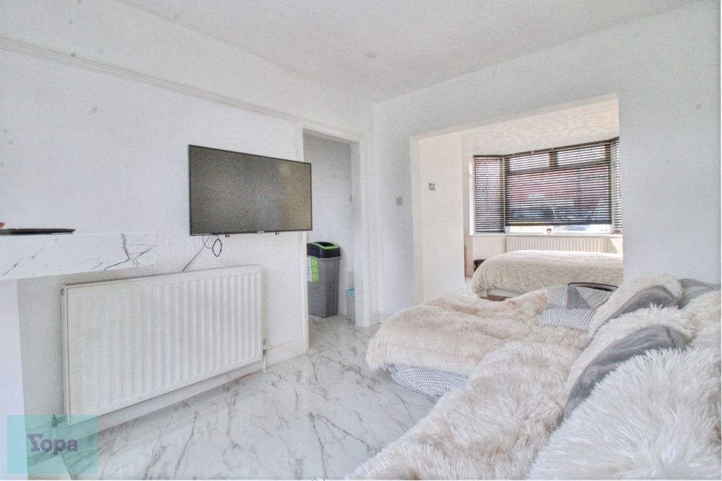 Property photo 2 of 16 4B448304-3