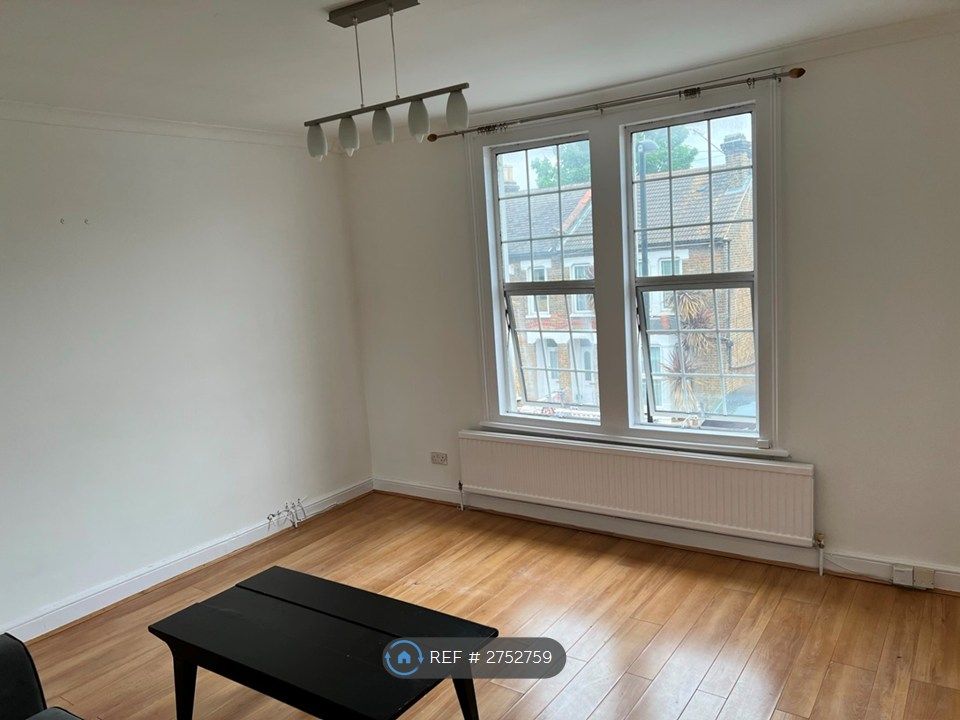 Property photo 3 of 7 Spacious Lounge