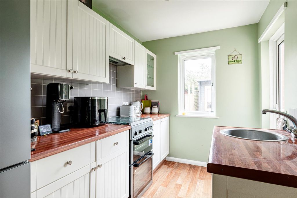 Property photo 3 of 8 Blyth Close-8.Jpg