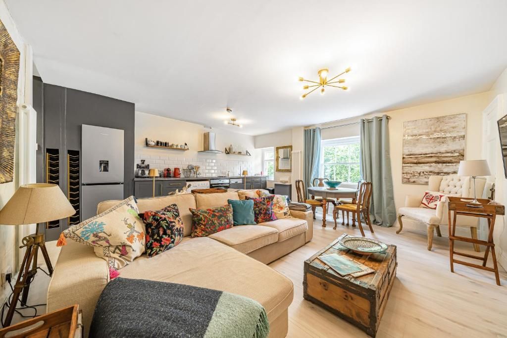 Property photo 2 of 16 Living.Jpg