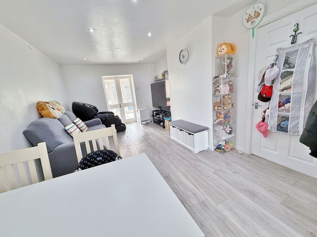 Property photo 3 of 19 Photo 4