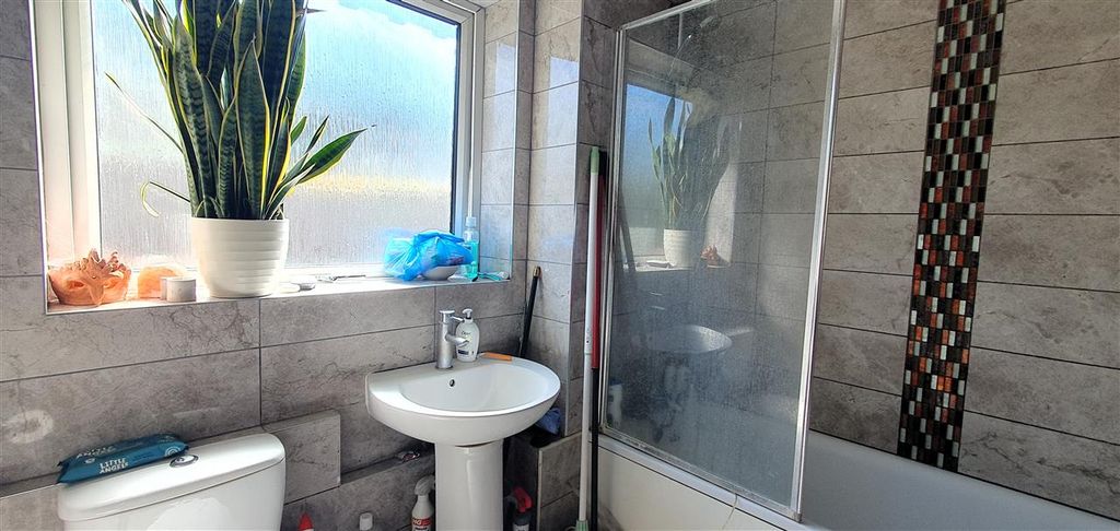 Additional image 10 of 2 bed flat for saleThe Dell, Feltham TW14