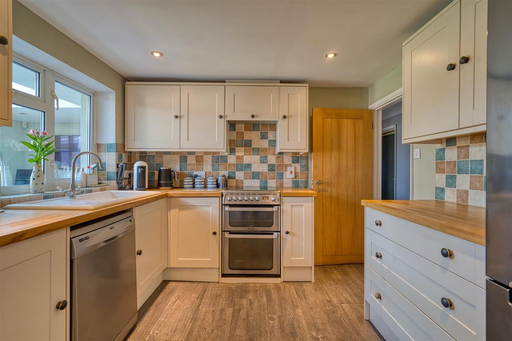 Property photo 3 of 10 Kitchen