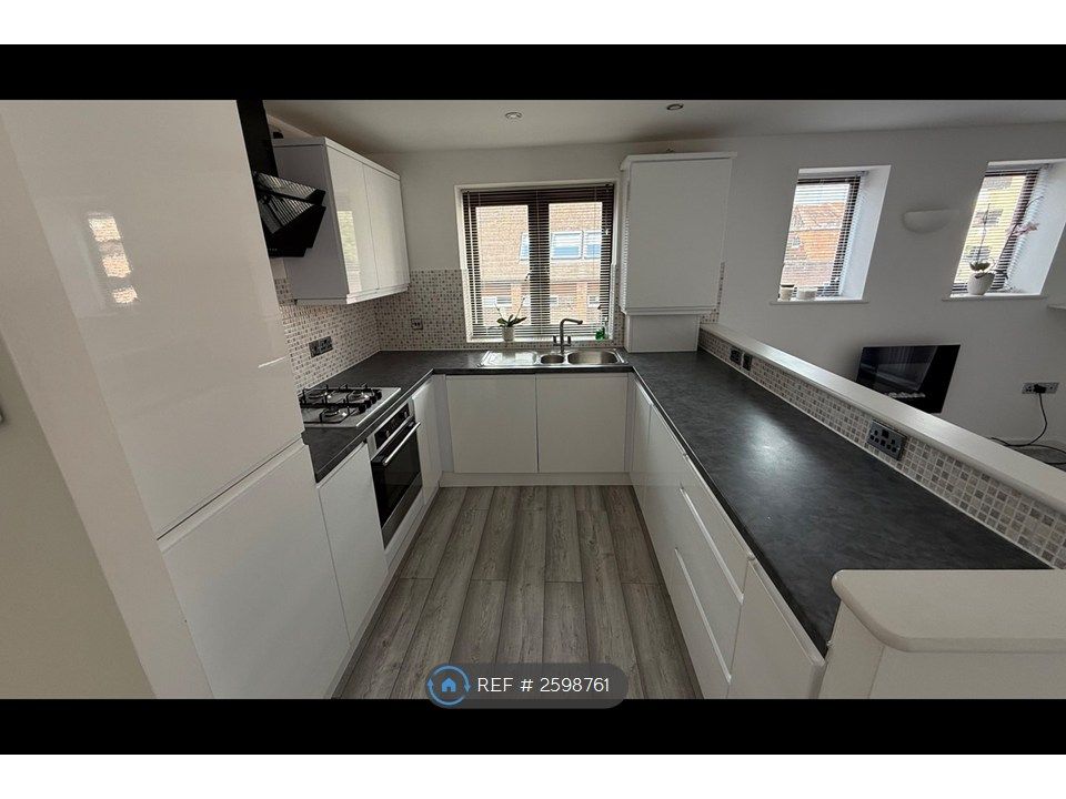 Property photo 3 of 11 Kitchen