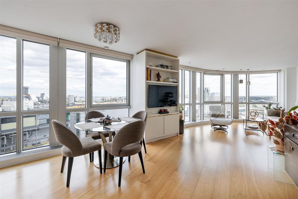 Property photo 1 of 43 Fairmont Avenue, E14