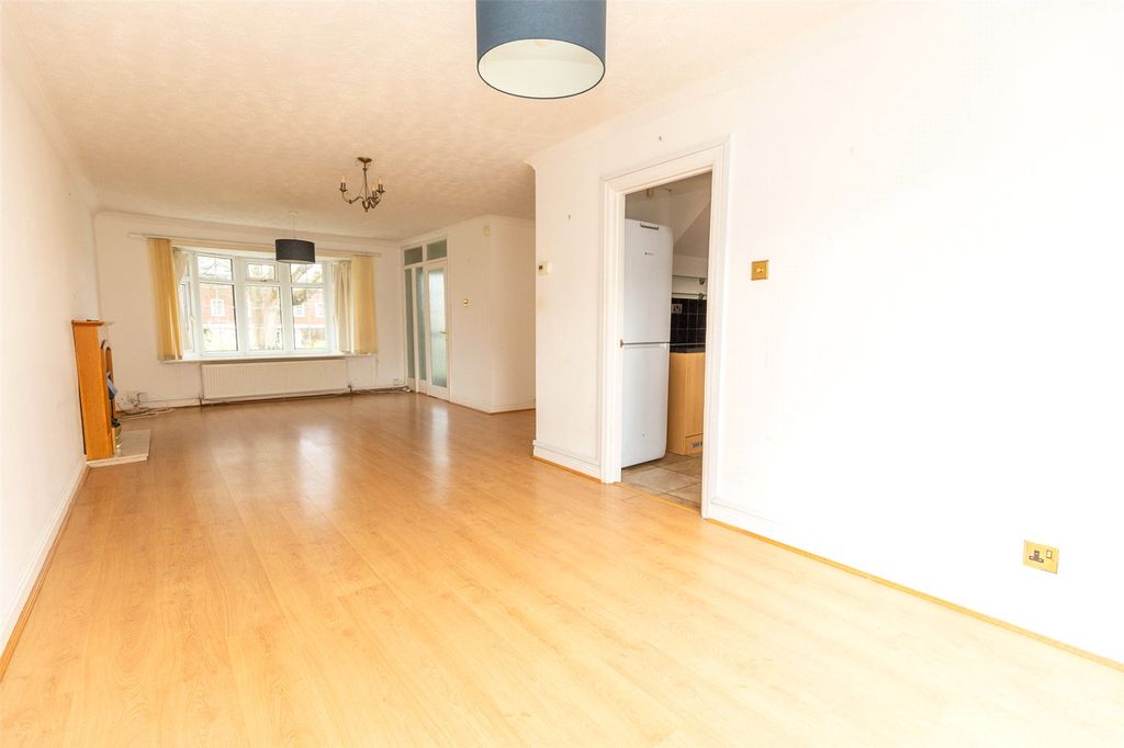 Property photo 2 of 16 Picture No. 11