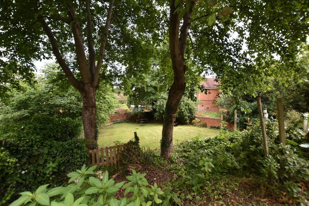 Property photo 3 of 12 Communal Gardens