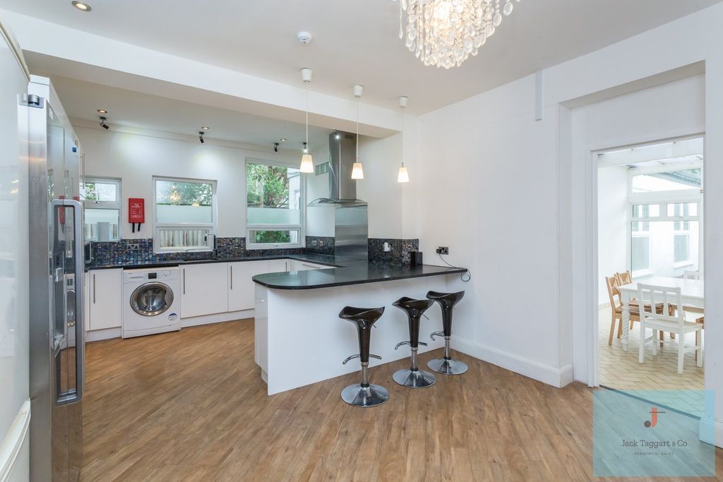 Property photo 3 of 27