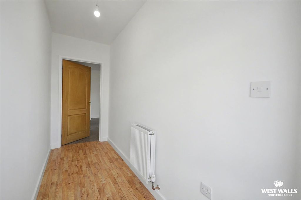 Property photo 2 of 24 Entrance Hallway