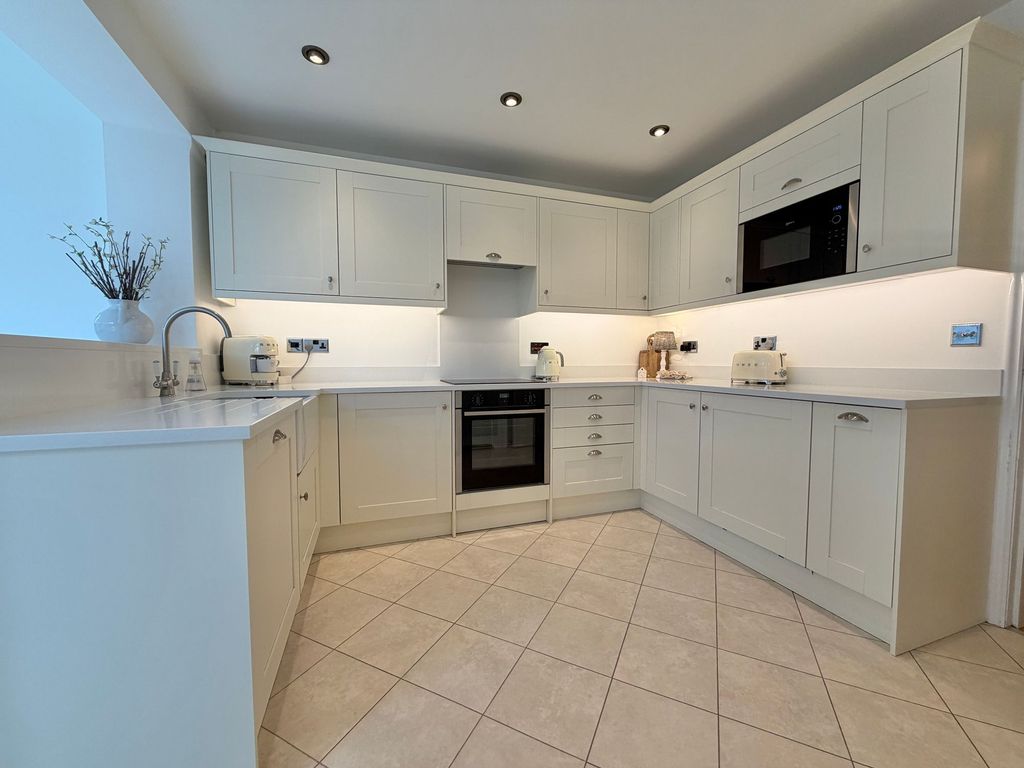 Property photo 3 of 26 Kitchen