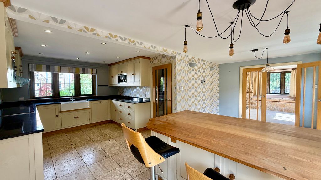 Property photo 3 of 20 Kitchen / Diner