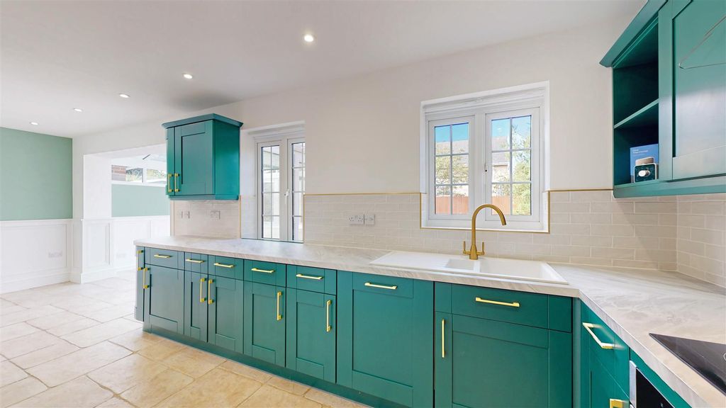 Property photo 3 of 17 Kitchen