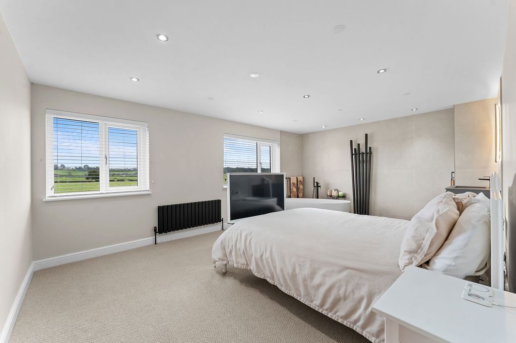 Property photo 3 of 43