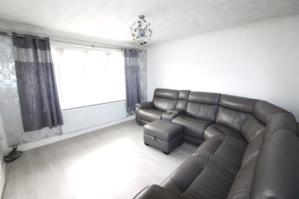 Property photo 2 of 11 Lounge.Jpg