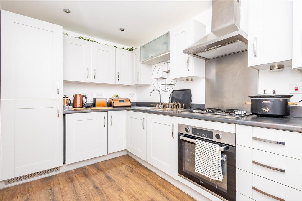 Property photo 3 of 17 Kitchen