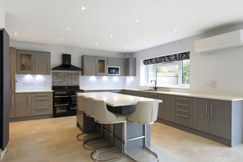 Property photo 3 of 28