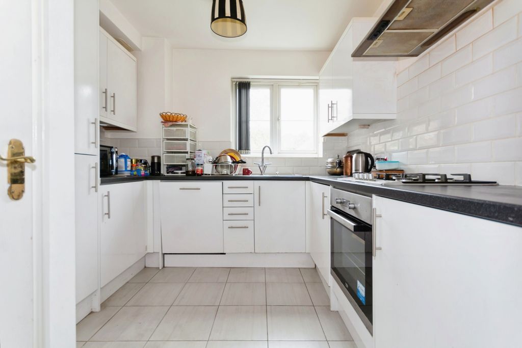 Property photo 3 of 17 Kitchen