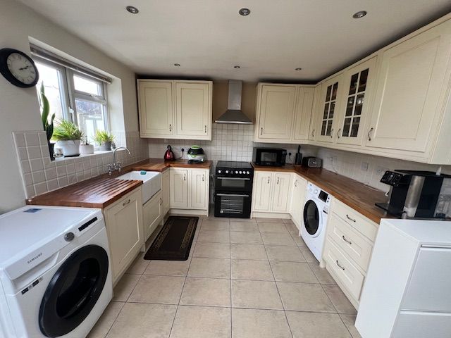 Property photo 2 of 19 Kitchen