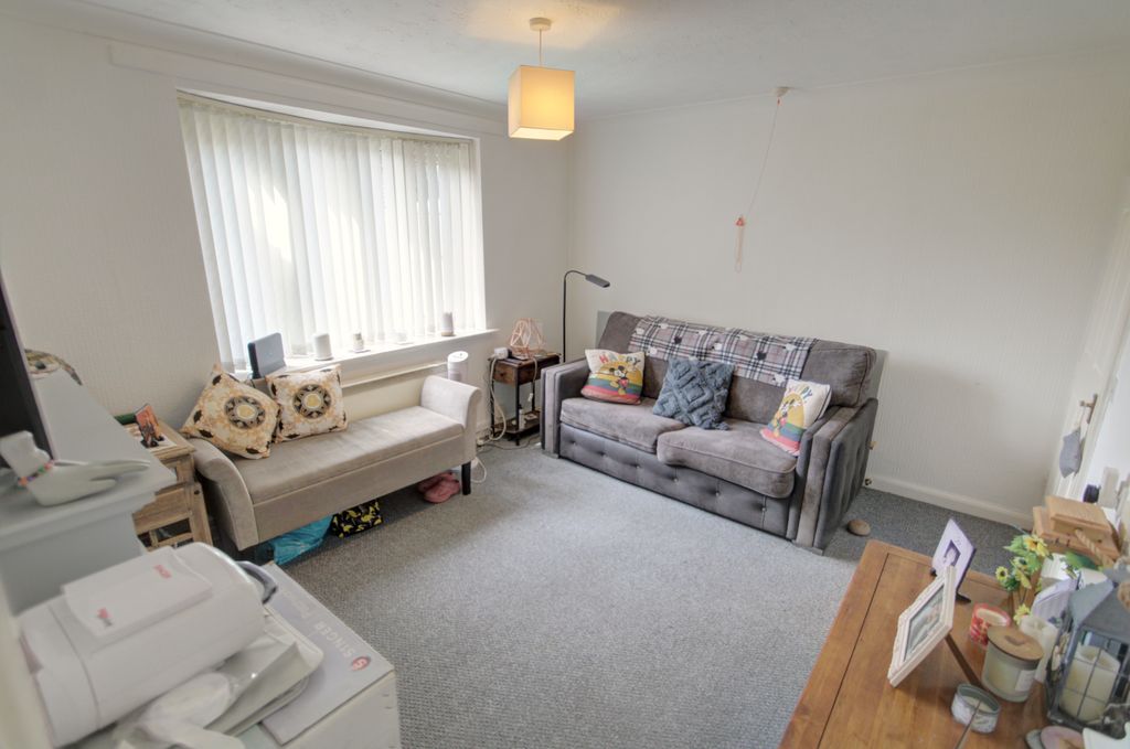 Property photo 3 of 11 Lounge B
