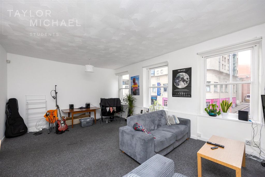 Property photo 3 of 10 Living Room