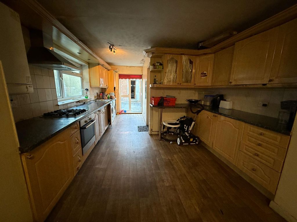 Property photo 3 of 18 Kitchen