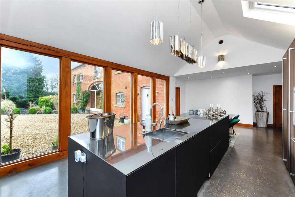 Property photo 2 of 12 Kitchen Diner